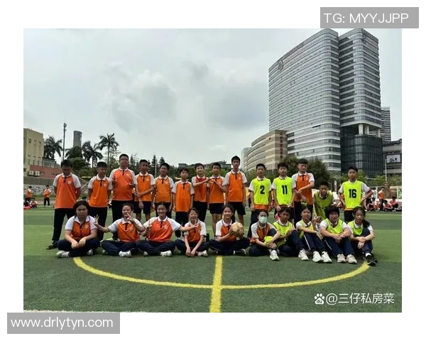 从草地到绿茵场足球明星的成长传奇与奋斗历程